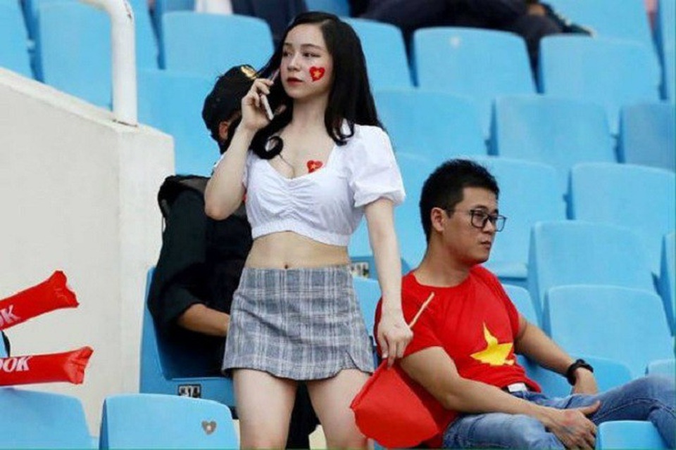 Ngắm nhan sắc 3 mỹ nhân "cháy hết mình" cổ vũ đội tuyển Việt Nam - 11
Thủy Tiên nổi bật trên khán đài.