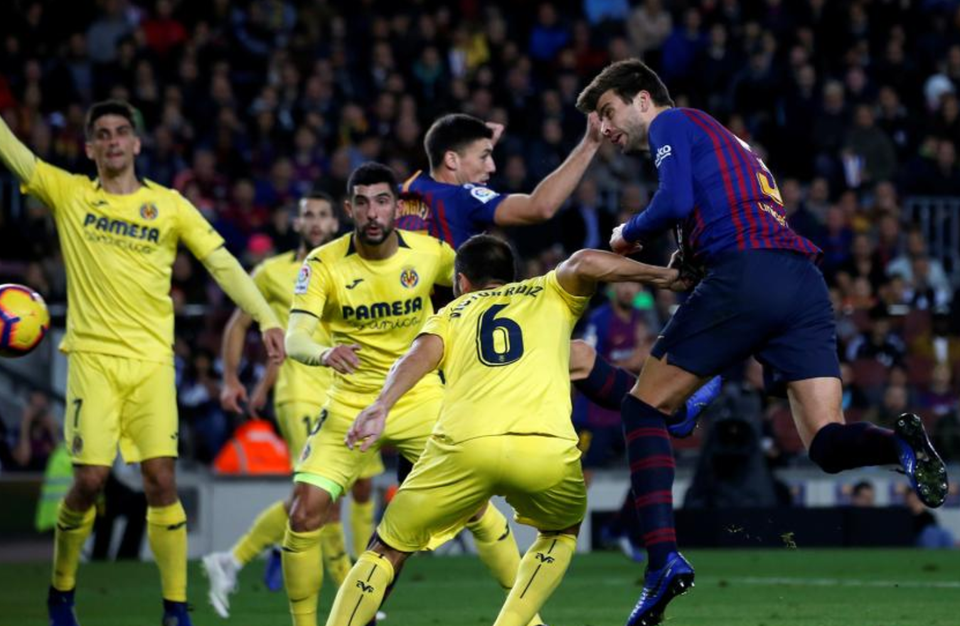 Đánh bại Villarreal, Barcelona trở lại ngôi đầu bảng La Liga - 5
Pique đánh đầu mở tỷ số cho Barcelona ở phút 35