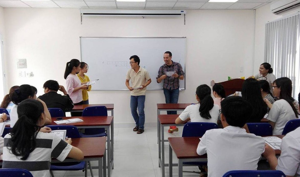 Đề xuất tiếng Anh là ngôn ngữ thứ 2: Phải thay đổi nhiều chính sách - 2 Nhiều chuyên gia giảng dạy tiếng Anh cho rằng đề xuất Tiếng Anh là ngôn ngữ thứ 2 là chủ trương đúng đắn nhưng cần sự chuẩn bị kỹ