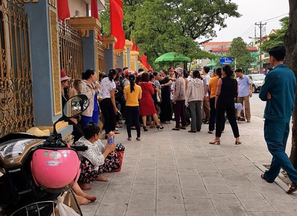 Ninh Bình: Những “khuất tất” xung quanh dự án đài hóa thân bị dân kịch liệt phản đối! - 6 Người dân kéo đến trụ sở UBND tỉnh Ninh Bình yêu cầu gặp Chủ tịch UBND tỉnh Đinh Văn Điến nhưng không được gặp. Nếu dự án tiếp tục triển khai, người dân cho biết sẽ ra Trung ương cầu cứu lãnh đạo Đảng và Nhà nước.