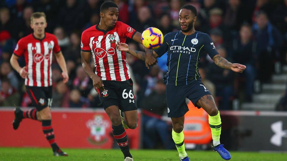 Southampton 1-3 Man City: Niềm vui trở lại với thầy trò Guardiola - 2
Pha tranh bóng giữa Ramsey và Sterling