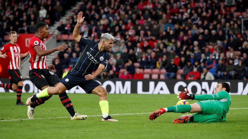 
Thủ thành McCarthy cứu thua trước pha dứt điểm của Aguero
