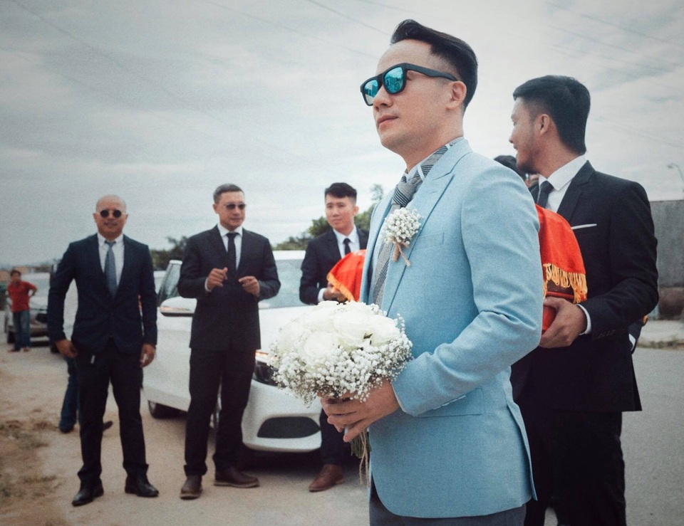 Hé lộ hình ảnh đám cưới Đinh Tiến Đạt và vợ 9X - 3 Chú rể Tiến Đạt bảnh bao trong bộ vest xanh nhã nhặn, lịch lãm.