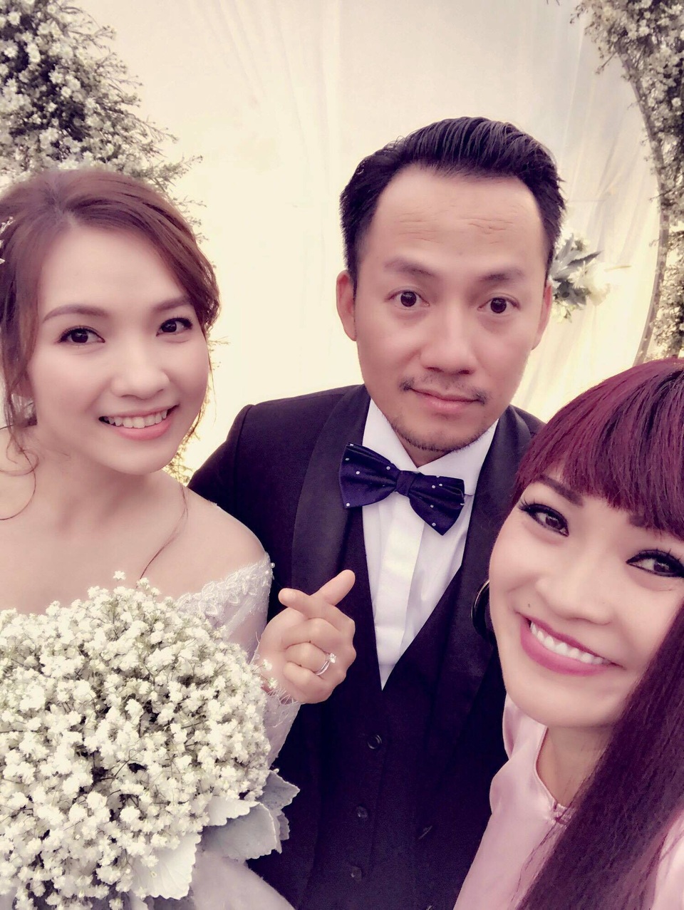 Hé lộ hình ảnh đám cưới Đinh Tiến Đạt và vợ 9X - 4 Phương Thanh chụp hình cùng cô dâu chú rể. Nữ ca sĩ là người bạn, người chị khá thân thiết của Tiến Đạt trong suốt thời gian qua. Cô tiết lộ, chính mình là người đã “thúc ép” Tiến Đạt kết hôn. Phương Thanh cũng đảm nhận vai trò MC trong Lễ vu quy nhà cô dâu.