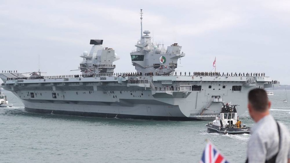 Sau Brexit, Anh muốn lập căn cứ quân sự mới tại Đông Nam Á - 2
Tàu sân bay HMS Queen Elizabeth của Hải quân Anh (Ảnh: Evening Standard)