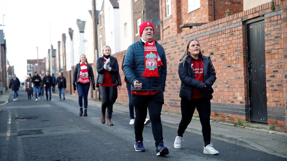 Những khoảnh khắc Liverpool vùi dập Arsenal ở Anfield - 1
Các cổ động viên Liverpool tới theo dõi trận cầu tâm điểm của vòng 20 Premier League, Liverpool sẽ tiếp Arsenal trên sân nhà Anfield