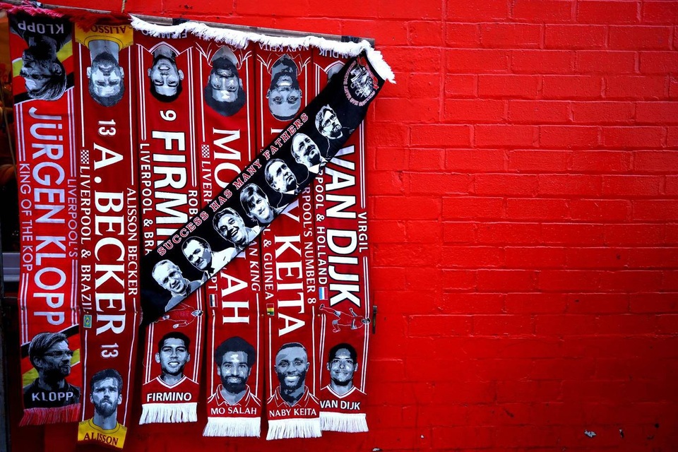 Những khoảnh khắc Liverpool vùi dập Arsenal ở Anfield - 2
Những chiếc khắn lưu niệm mang tên, hình của các cầu thủ Liverpool được bày bán bên ngoài Anfield trước trận cầu với Arsenal
