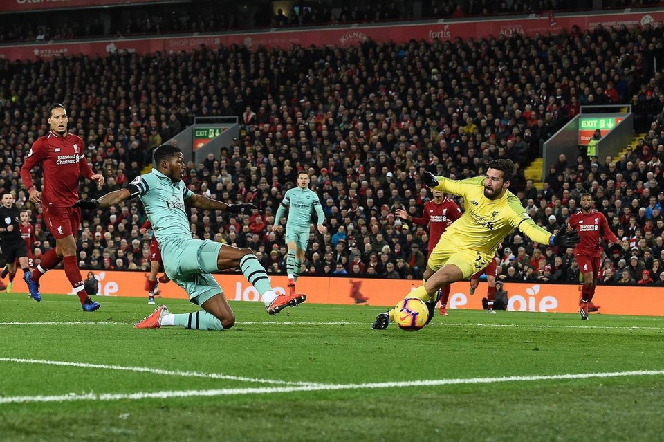 Những khoảnh khắc Liverpool vùi dập Arsenal ở Anfield - 6
Tuy nhiên, Pháo thủ lại là đội mở tỉ số. Iwobi có đường chuyền bóng mẫu mực, xứng đáng đưa vào giáo trình đạo tạo cầu thủ, cho Maitland-Niles ghi bàn