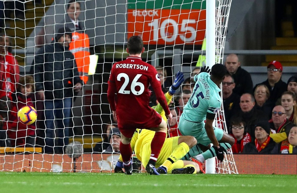 Những khoảnh khắc Liverpool vùi dập Arsenal ở Anfield - 7
Hàng thủ của Liverpool đã không thể chống đỡ pha kiến tạo quá chuẩn của Iwobi, nhiệm vụ ghi bàn của Maitland-Nile quá đơn giản