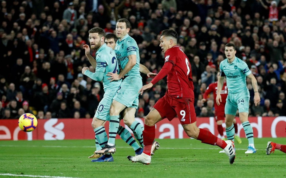 Những khoảnh khắc Liverpool vùi dập Arsenal ở Anfield - 9
Niềm vui ngắn chẳng tày gàng, chỉ ba phút sau khi mở tỉ số, hàng thủ của Arsenal biếu không cho Firmino bàn thắng gỡ hòa 1-1