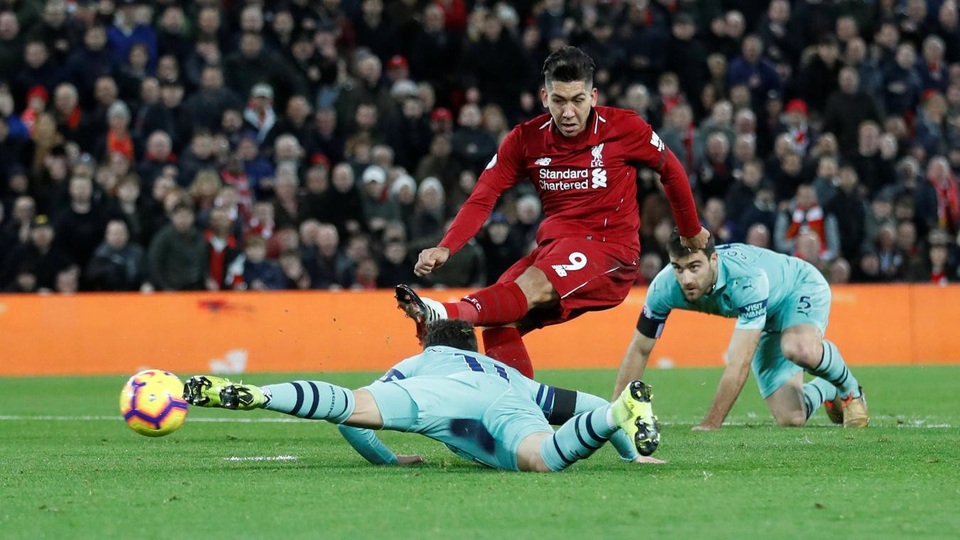 Những khoảnh khắc Liverpool vùi dập Arsenal ở Anfield - 12
Firmino trở thành cơn ác mộng của Arsenal với pha đi bóng loại cả hai trung vệ của đối phương, khiến Torreira trượt ngã rồi ghi bàn