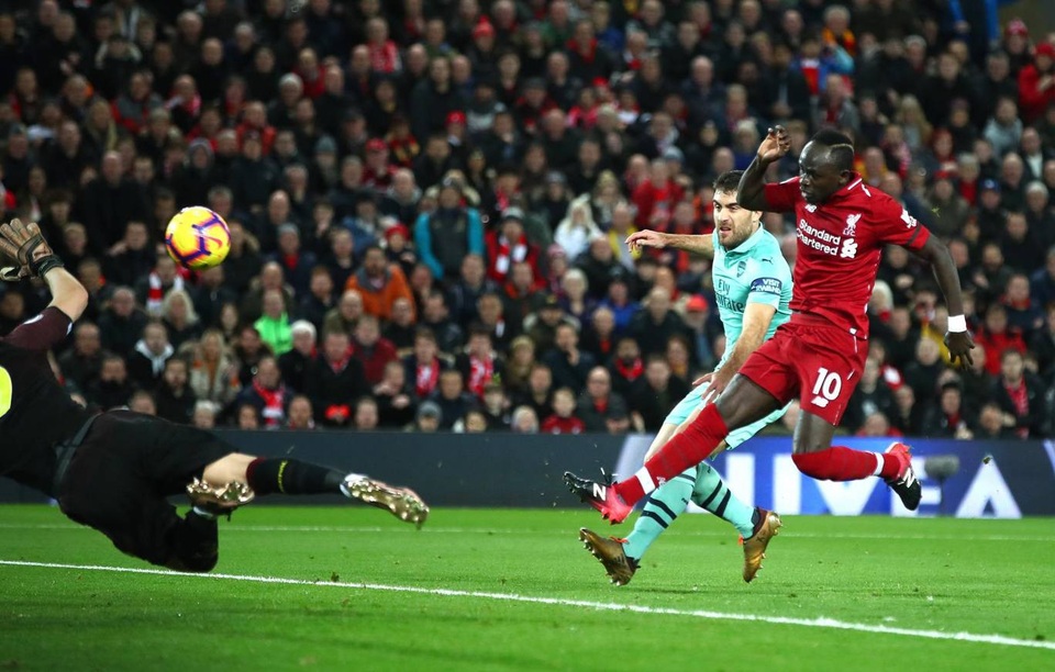 Những khoảnh khắc Liverpool vùi dập Arsenal ở Anfield - 15
Mane trừng phạt sự lơ ngơ của hàng thủ của Arsenal ở phút 32