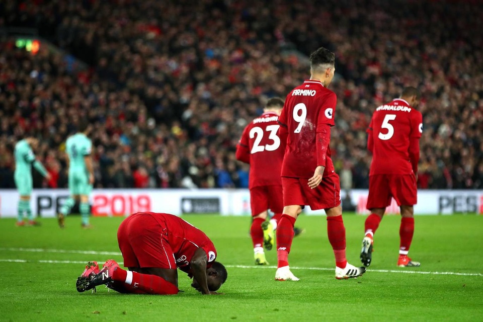 Những khoảnh khắc Liverpool vùi dập Arsenal ở Anfield - 17
Mane hôn lên mặt có như tạ ơn về việc đã cho anh có bàn thắng vào lưới đối thủ