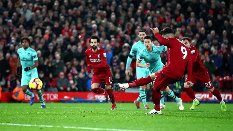 Những khoảnh khắc Liverpool vùi dập Arsenal ở Anfield - 20
Trong hiệp hai, Firmino ghi thêm bàn thắng từ chấm 11m để hoàn thành hat-trick