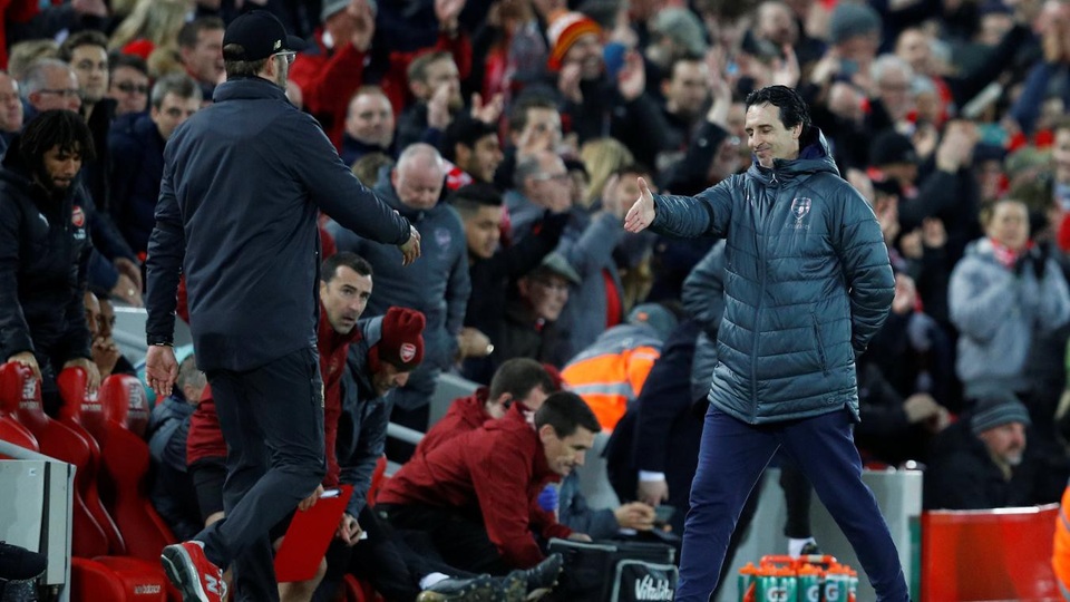 Những khoảnh khắc Liverpool vùi dập Arsenal ở Anfield - 22
Hai huấn luyện viên bắt tay sau trận đấu, Emery còn phải học hỏi nhiều ở những trận cầu đinh tại Premier League. Đội bóng của ông từ đầu mùa đã thua Chelsea, Man City, giờ là Liverpool, họ mới chỉ thắng được duy nhất Tottenham trong tốp 6.
