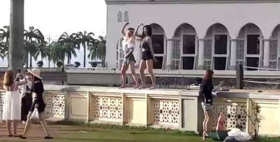 Những vụ bê bối nghiêm trọng liên quan tới khách du lịch Trung Quốc năm 2018 - 1 Hai du khách nhảy múa phản cảm (Ảnh: Shanghaist)