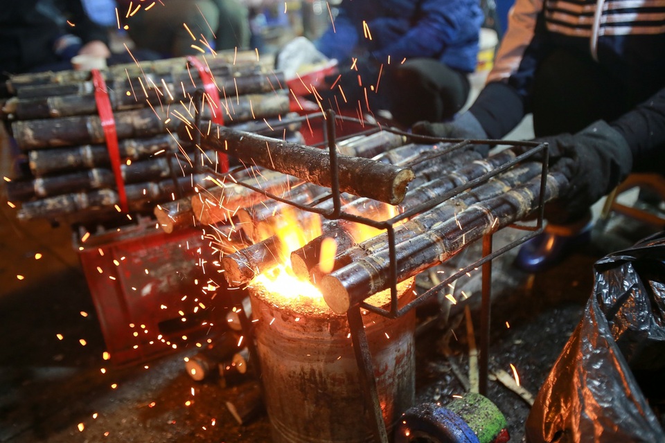 Người dân đốt lửa sưởi ấm đêm đông Hà Nội - 10