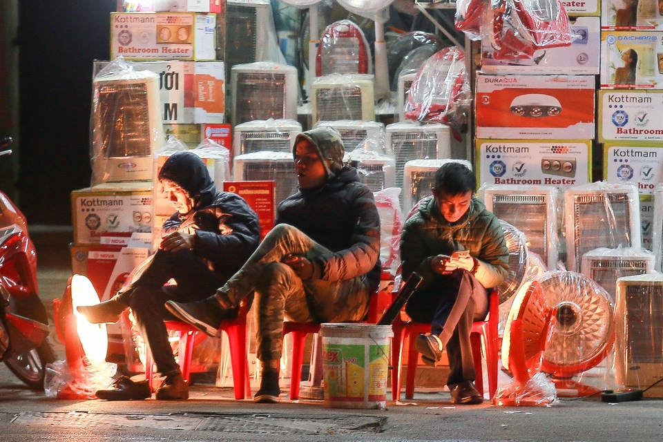 
Cửa hàng bán đèn sưởi bán muộn hơn thường ngày.
