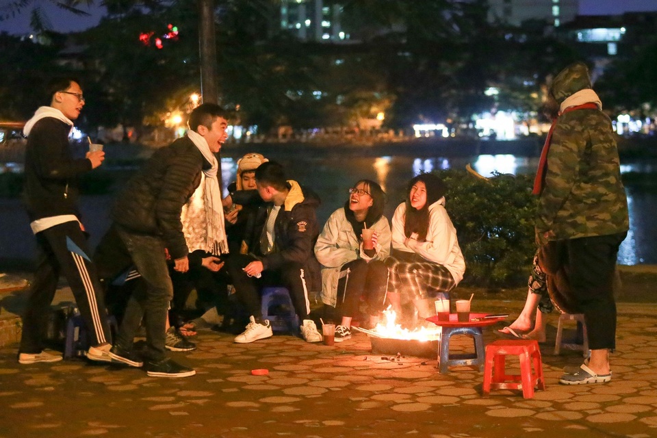 
Nhóm bạn trẻ quây quần vui vẻ bên đống lửa nhỏ.
