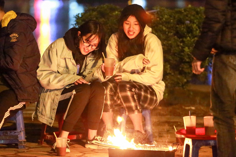Người dân đốt lửa sưởi ấm đêm đông Hà Nội - 7