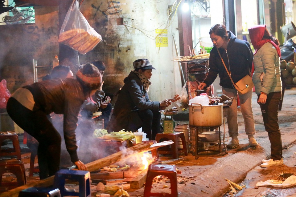 
Hàng ngô nướng cũng đắt khách.
