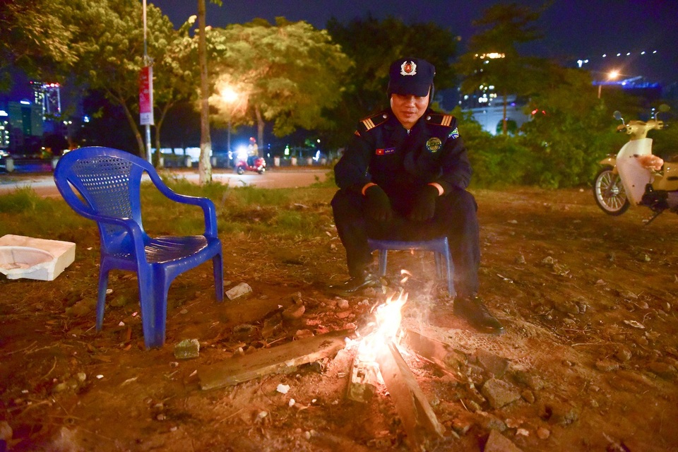 
Trên đường Hoàng Cầu (Đống Đa, Hà Nội), anh Bình làm công việc bảo vệ ban đêm, cho biết: Ngồi gần lửa nhiều da sẽ bị khô ráp và nứt nẻ nhưng lạnh quá nên tôi phải sử dụng cách này.
