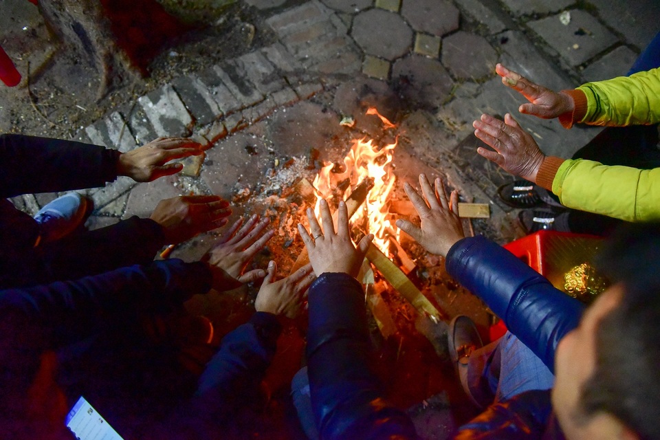 Người dân đốt lửa sưởi ấm đêm đông Hà Nội - 3