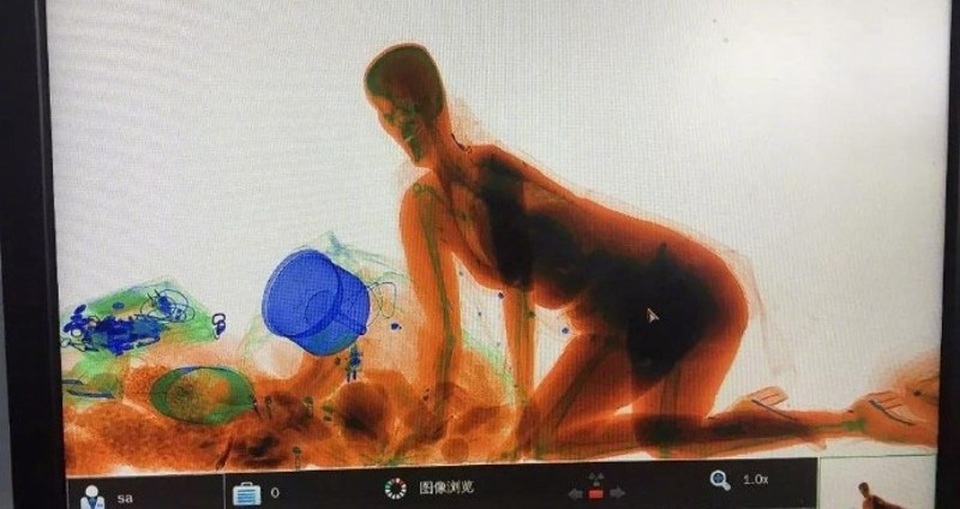 Những vụ bê bối nghiêm trọng liên quan tới khách du lịch Trung Quốc năm 2018 - 3 Bức ảnh gây sốc chụp từ máy quét an ninh (Ảnh: Shanghaist)