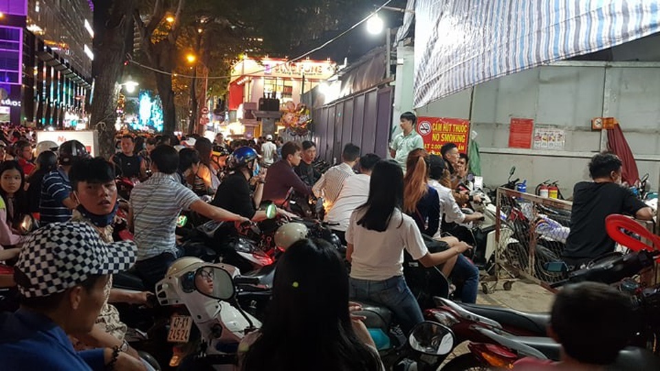 Náo nức chờ đón thời khắc chuyển giao năm mới 2019 - 25
Các điễm trông giữ xe công cộng nghẽn nặng (Ảnh: Nguyễn Quang)