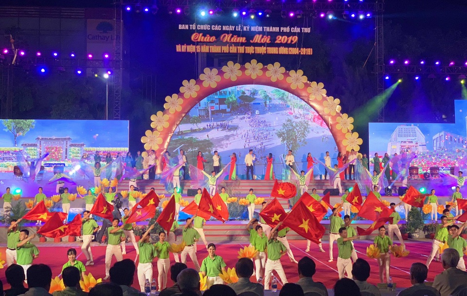 Náo nức chờ đón thời khắc chuyển giao năm mới 2019 - 51 Náo nức chờ đón thời khắc chuyển giao năm mới 2019 - 51