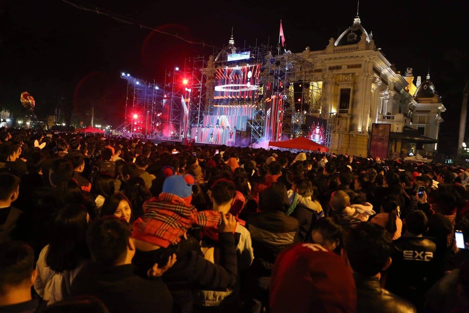 Náo nức chờ đón thời khắc chuyển giao năm mới 2019 - 19
Nhà hát lớn ít phút trước giao thừa (Ảnh: Tiến Nguyên)