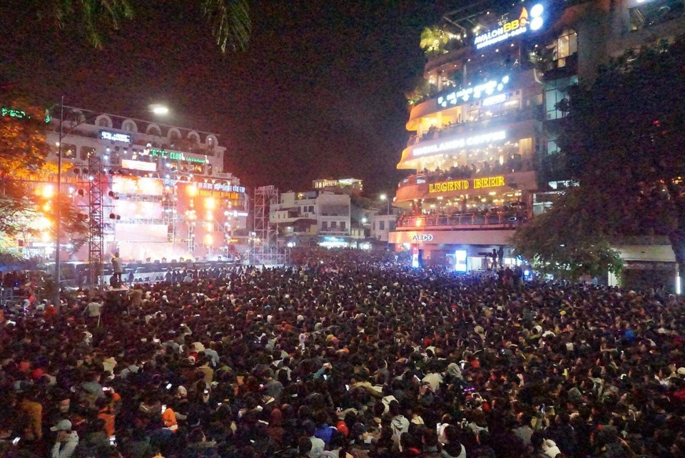 Náo nức chờ đón thời khắc chuyển giao năm mới 2019 - 13 Náo nức chờ đón thời khắc chuyển giao năm mới 2019 - 13