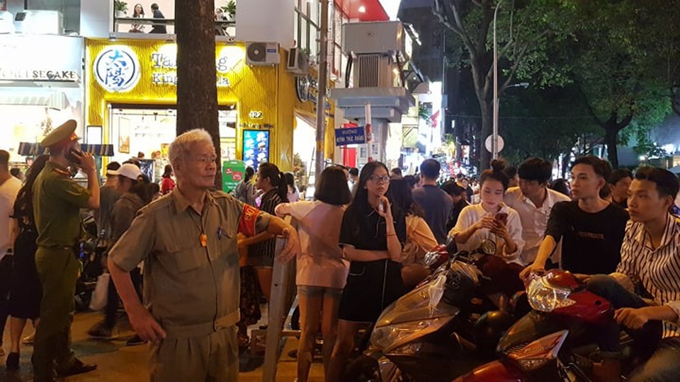 Náo nức chờ đón thời khắc chuyển giao năm mới 2019 - 24
Các địa điểm sát phố đi bộ nguyễn huệ lập rào chắn ngăn xe máy