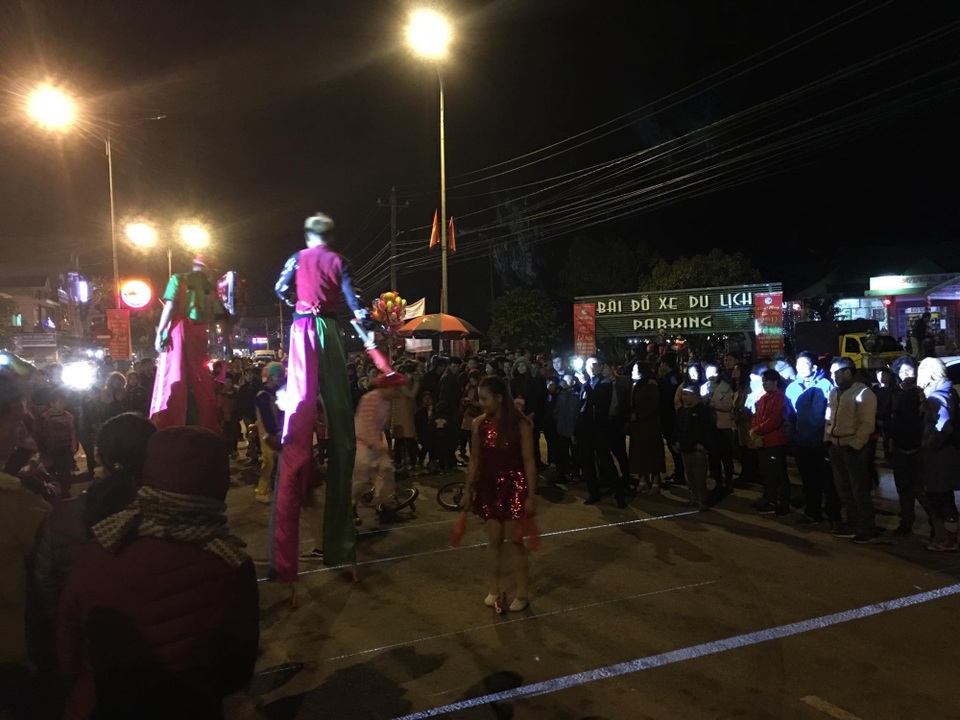 Náo nức chờ đón thời khắc chuyển giao năm mới 2019 - 43 Náo nức chờ đón thời khắc chuyển giao năm mới 2019 - 43