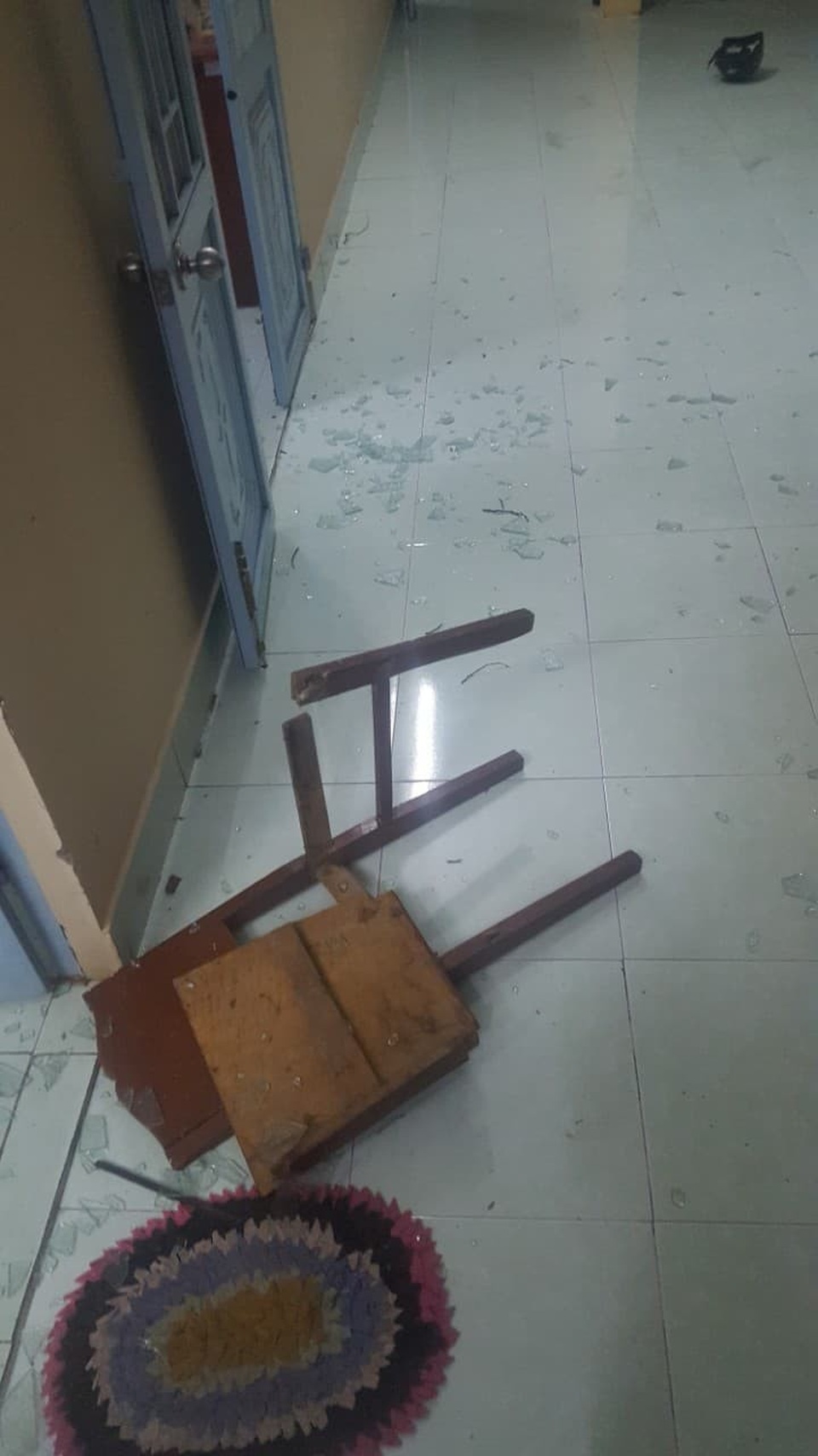 Công an lên tiếng vụ hàng chục thanh niên đập phá trụ sở công an xã, 3 người nhập viện - 2
Hiện trường trụ sở Bộ CHQS xã Long An bị đập phá hôm 30/12