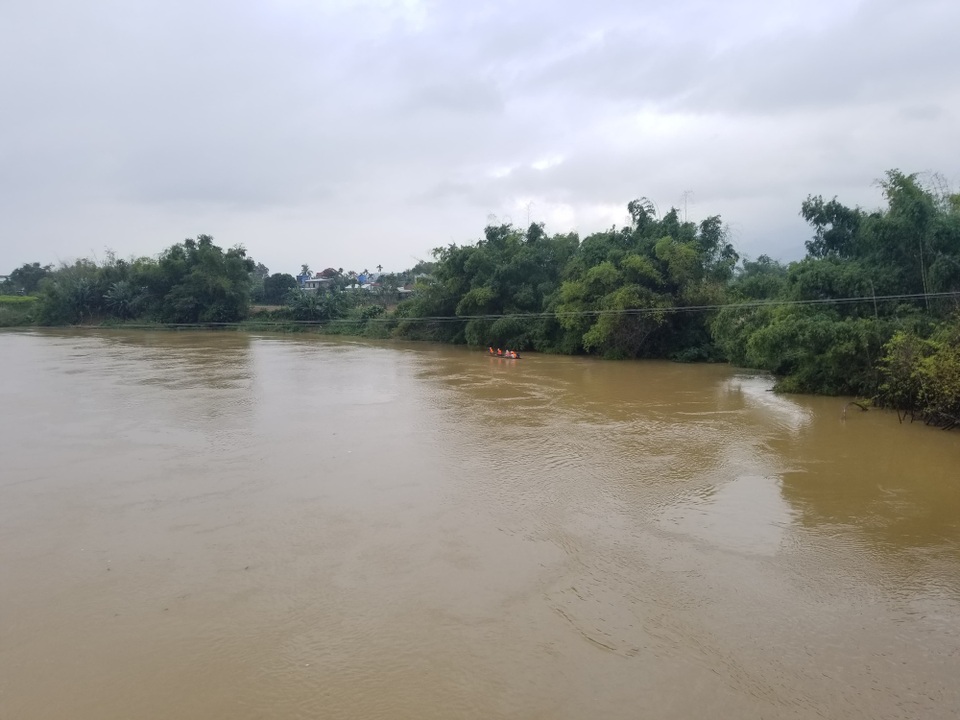 9 ngày vẫn chưa tìm thấy thi thể học sinh lớp 5 đuối nước - 1
Sau 9 ngày tìm kiếm, các lực lượng chức năng vẫn không tìm ra thi thể học sinh lớp 5 đuối nước.