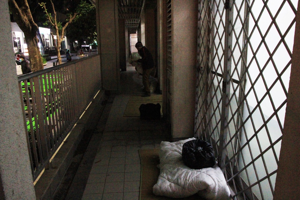 Hà Nội: Người nhà bệnh nhân co ro trong bệnh viện dưới cái rét 9 độ C - 2
Chăn chiếu được những người nhà bệnh nhân rải dọc theo các khu vực hành lang của bệnh viện