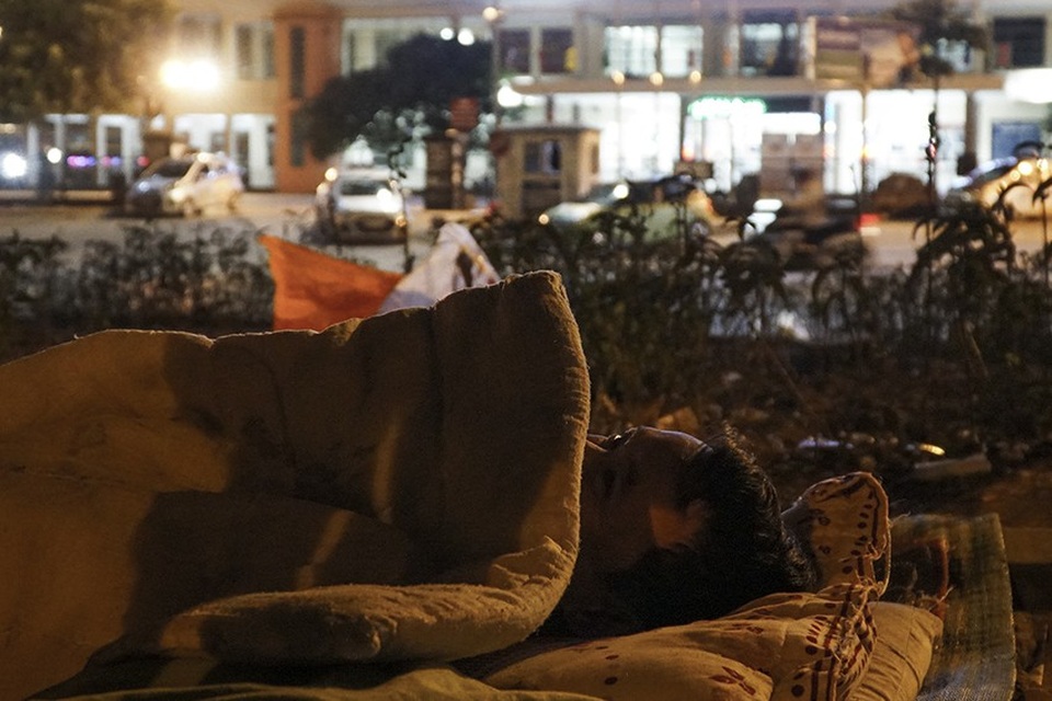 Cuộc sống mưu sinh trong đêm lạnh kỷ lục ở Hà Nội - Ảnh 11.