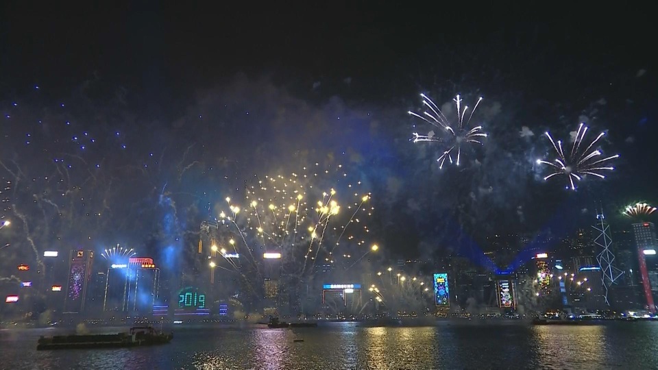 Thế giới rợp trời pháo hoa chào đón năm mới 2019 - 14
Những tòa nhà cao tầng được thắp sáng trong đêm giao thừa tại Hong Kong (Ảnh: Sky)