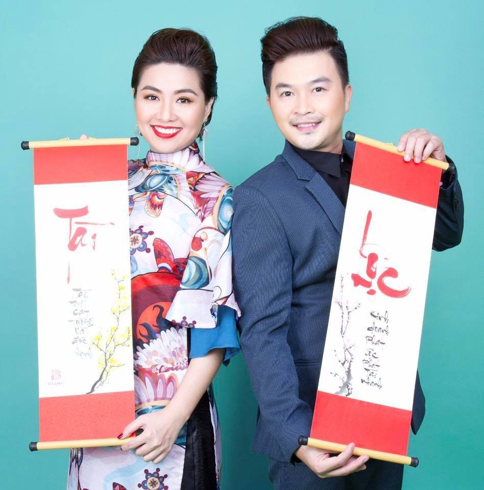 Nhân dịp năm mới Tuấn Khải và Lê Khánh xin kính chúc quý đọc giả của báo Dân Trí một năm mới: An Khang - Thịnh Vượng, Phát Tài - Phát Lộc , dồi dào sức khỏe và hạnh phúc. Kính chúc quý báo năm mới thắng lợi. Chúc mừng năm mới. Đa lộc, đa tài, đa phú quý. Đắc thời, đắc thắng, đắc nhân tâm!!!