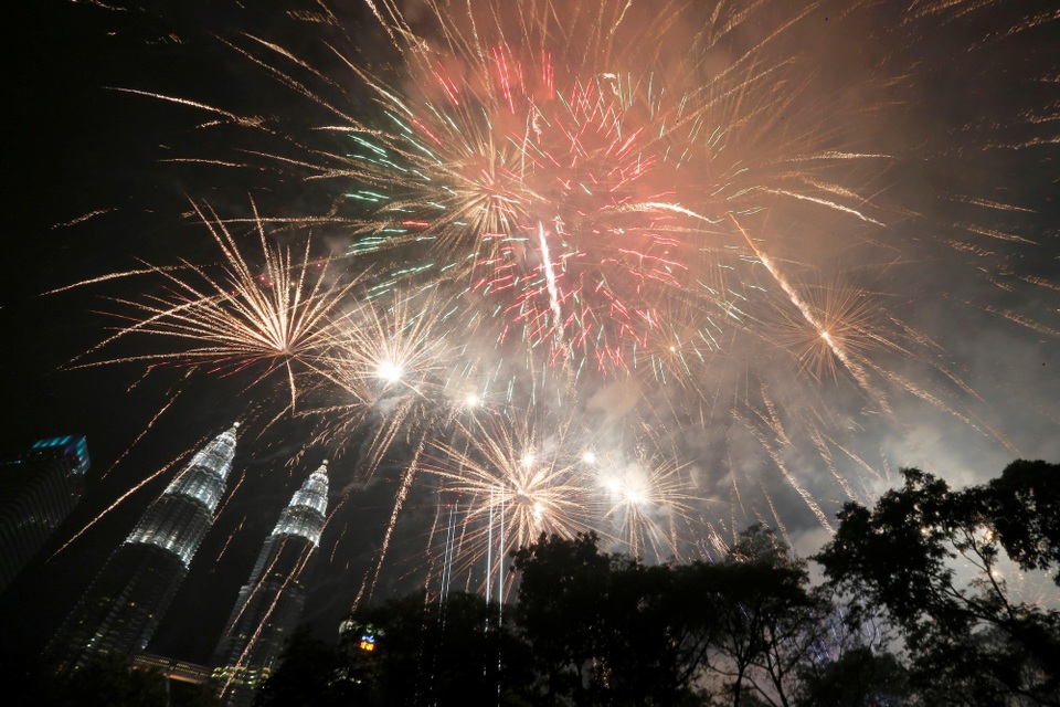 Thế giới rợp trời pháo hoa chào đón năm mới 2019 - 1
Pháo hoa rực sáng tại Malaysia. (Ảnh: Sky)