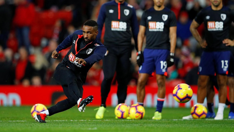 
Lão tướng Defoe khởi động cùng các cầu thủ Bournemouth
