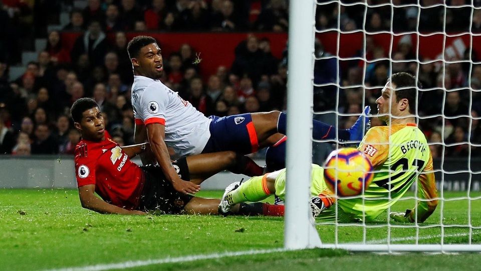 
Rashford cũng có được bàn thắng cho riêng mình với pha dứt điểm chéo góc từ tình huống chuyền bóng tinh tế của Martial

