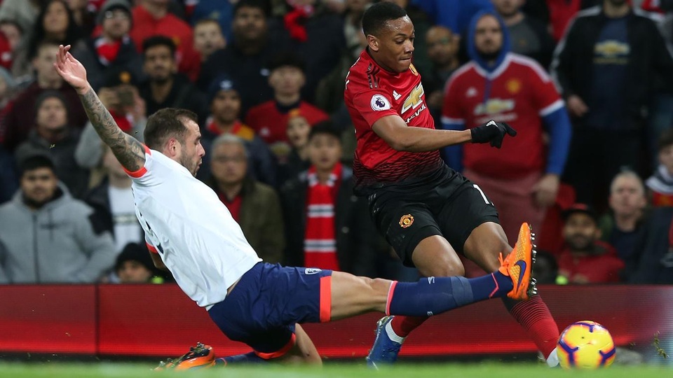 
Với sự cơ động, linh hoạt, Martial khiến hàng thủ của Bournemouth khá vất vả cản phá anh
