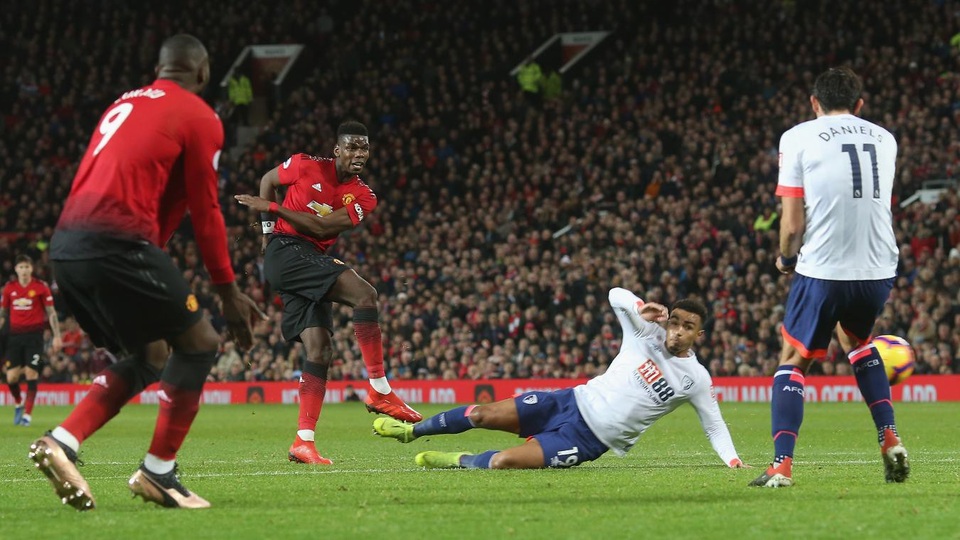
Pogba chút nữa đã có bàn thắng thứ ba khi cú sút của anh bị Begovic cản phá đập trúng cột dọc bật ra
