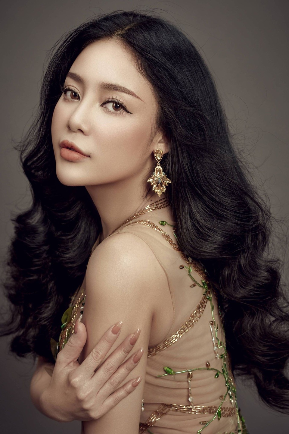 Ca sĩ Ngọc Ny: Lại một năm trôi qua, Ngọc Ny kính chúc độc giả Dân trí đón tết hạnh phúc, ấm áp bên gia đình, người thân yêu. Chúc độc giả Dân trí một năm may mắn, phát tài phát lộc. Sức khỏe dẻo dai, công việc thăng tiến dài dài. Mong rằng quý báo Dân trí và độc giả Dân trí luôn yêu mến và ủng hộ Ngọc Ny.