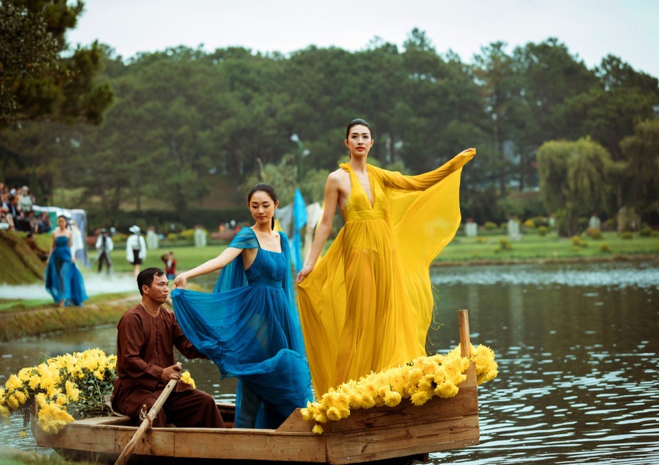 NTK Nguyễn Thuý, Cao Duy "se tơ" hoà quyện làn mây trong màn sương Đà Lạt - 8 Đối lập với phong cách của NTK Cao Duy chính là vẻ mong manh của NTK Nguyễn Thúy.