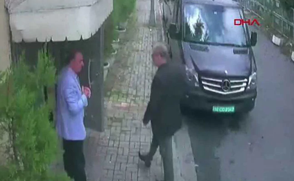 Rò rỉ video nghi sát thủ vận chuyển thi thể nhà báo Ả rập Xê út - 2
Hình ảnh ông Khashoggi tới lãnh sự quán Ả rập Xê út ngày 2/10. (Ảnh: RT)