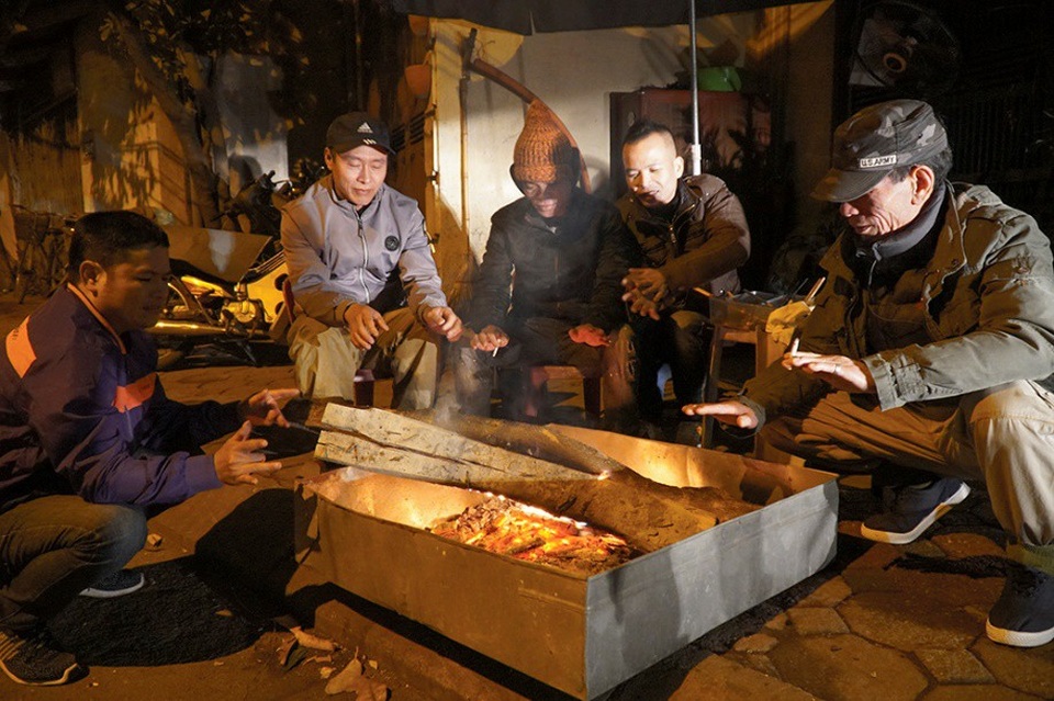 Cuộc sống mưu sinh trong đêm lạnh kỷ lục ở Hà Nội - Ảnh 2.