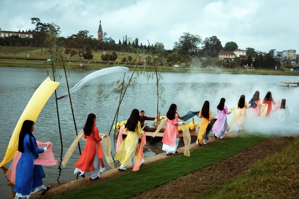NTK Nguyễn Thuý, Cao Duy "se tơ" hoà quyện làn mây trong màn sương Đà Lạt - 1 40 học sinh trường Bùi Thị Xuân - Đà Lạt mở màn lung linh với lụa Bảo Lộc, sóng nước hồ Xuân Hương, tháp chuông, thuyền hoa và những áng mây chiều mùa đông phố núi.
